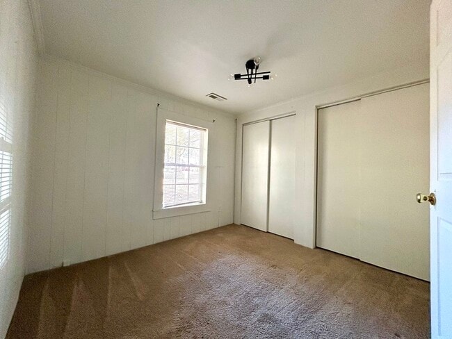 Building Photo - 532 E Iredell Ave