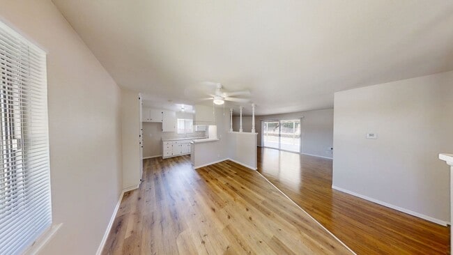 Building Photo - Beautiful 3 bedroom, 2 bathroom home in Re...