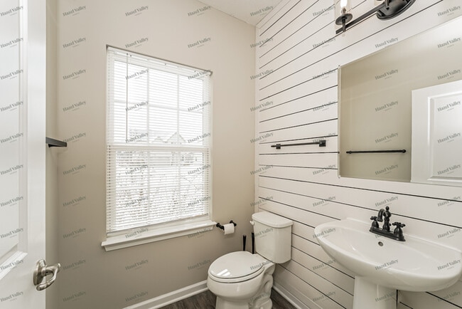 Building Photo - 1604 Crescent Dr