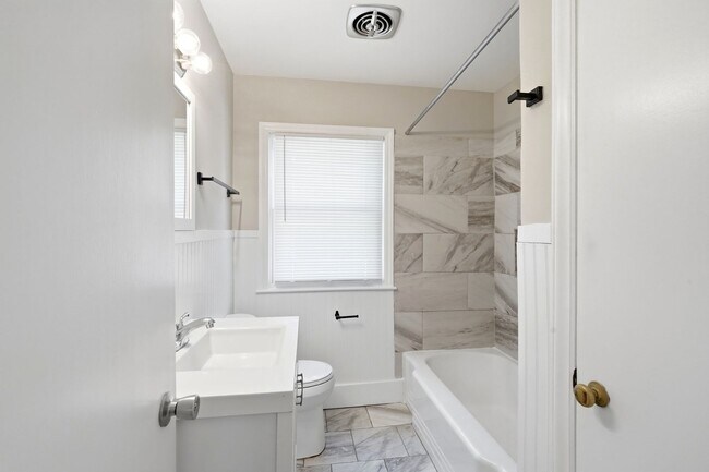 Building Photo - Move-in Ready 3 Bedroom Ranch Home in Eastway Park