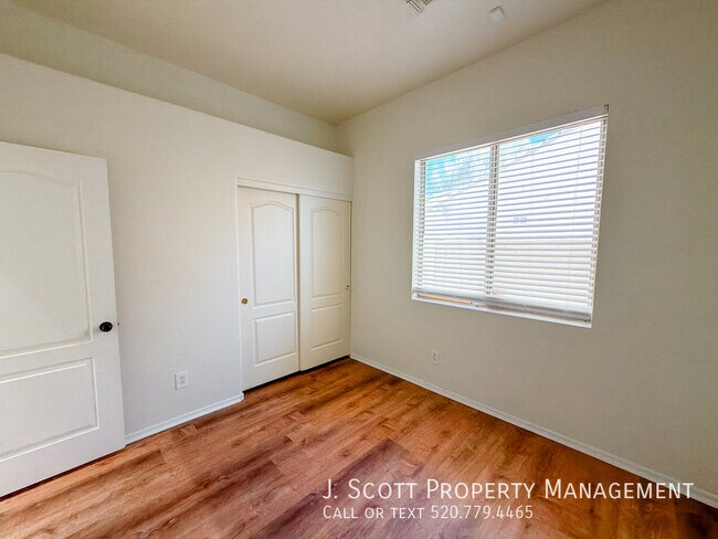 Building Photo - 279 W Desert Ave