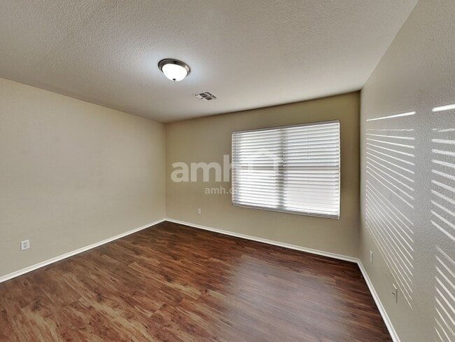 Building Photo - 2467 E Peach Tree Dr