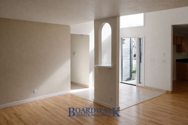 Building Photo - Beautiful 6 Bedroom Home in Sandy!