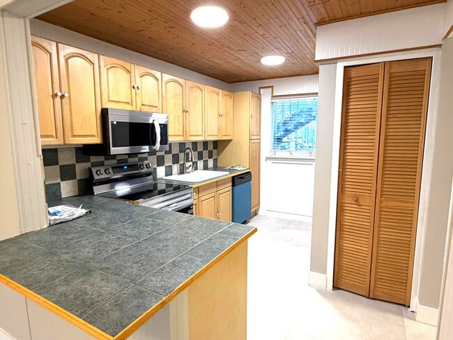 Building Photo - 701 SW 75th St