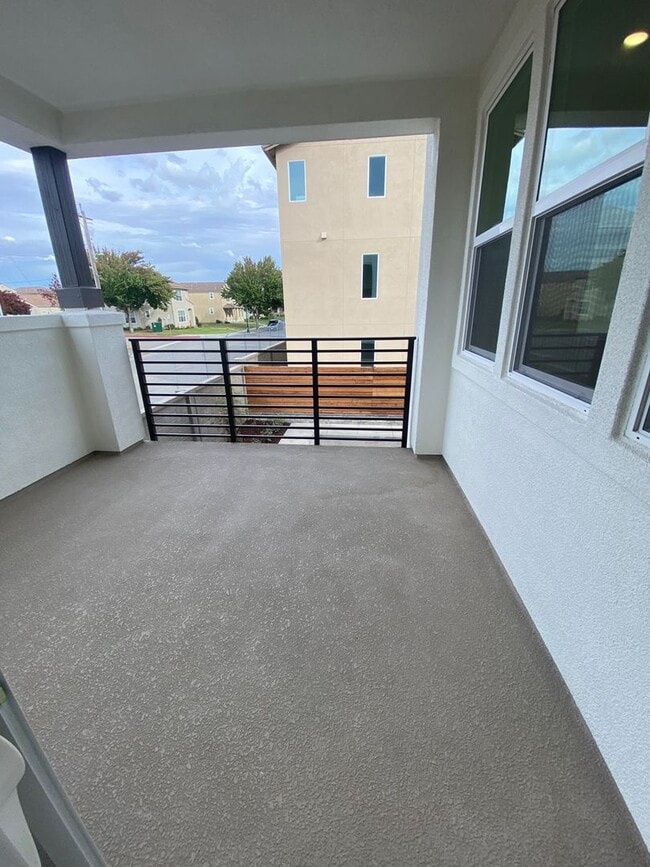 Building Photo - Boulevards End Unit Townhouse, 3 Bed / 2.5 Bath, Amenities, Close to 580 - Short term lease throu...