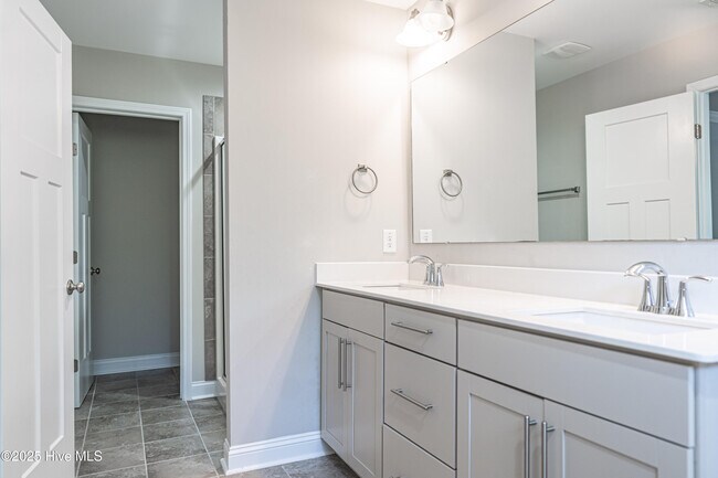 Building Photo - 412 Palisades Dr