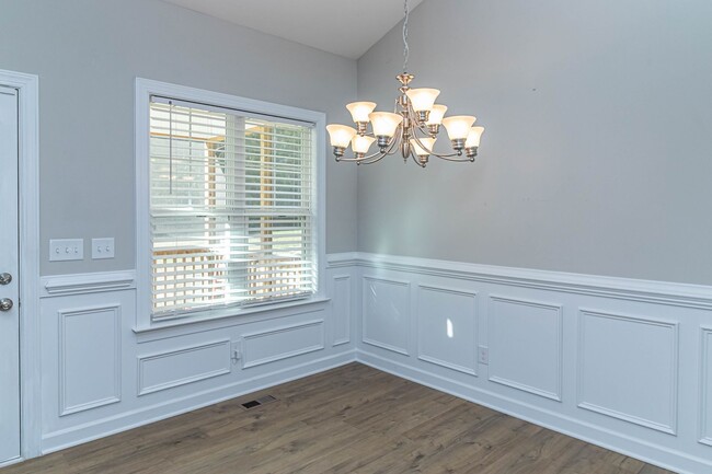 Building Photo - Immaculate 3 BR | 2 BA Ranch Home in Golds...