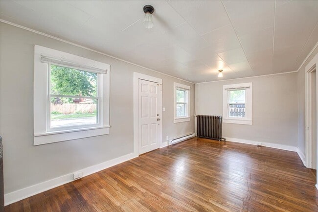 Building Photo - Adorable Guest Cottage in the North End!