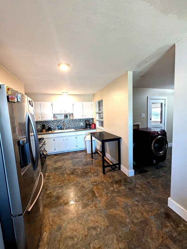 Building Photo - 1202 Douglas Dr