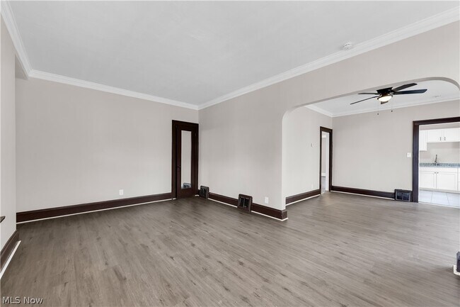 Building Photo - 10106 Greenview Ave