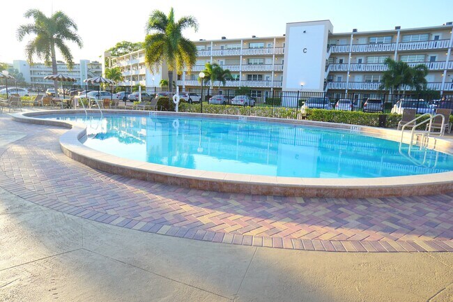 Building Photo - 401 Southampton A