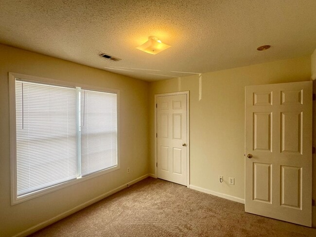 Building Photo - Two bedroom, 1.5 townhouse in Graham (Park Place Apts)