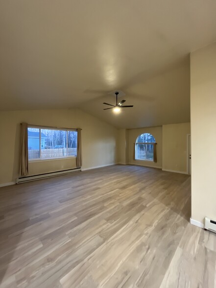 Building Photo - 461 E Heather Way