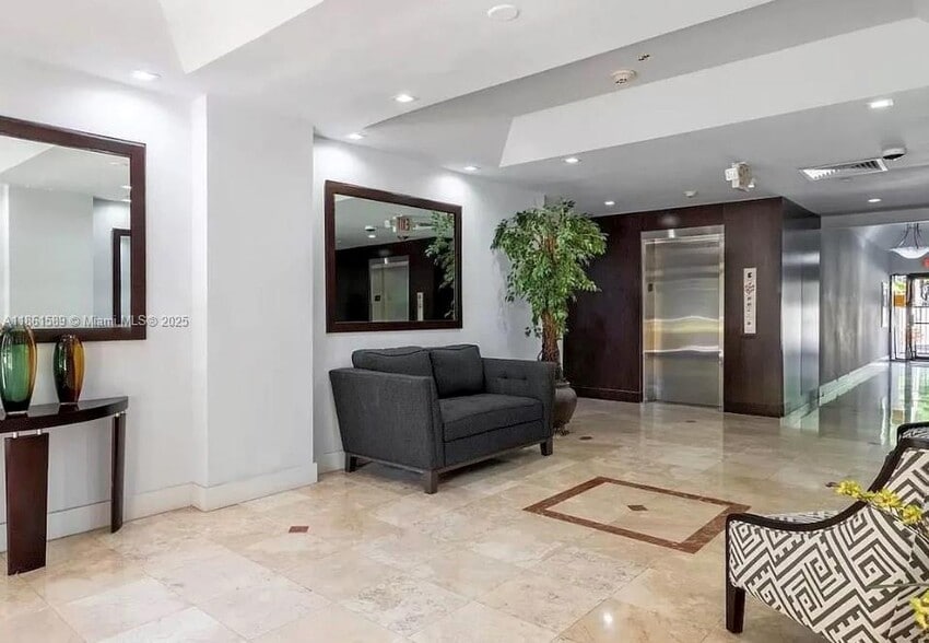 Building Photo - 2715 Tigertail Ave