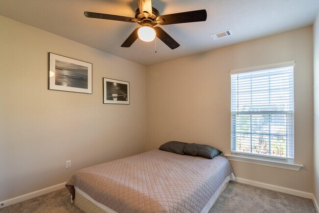 Building Photo - 704 Red Cedar Ct