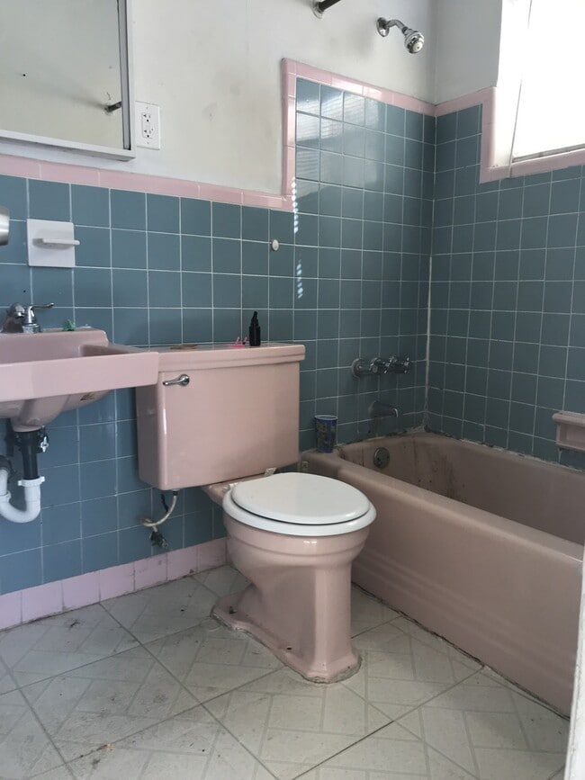 Building Photo - Large 3-2 house in Dania