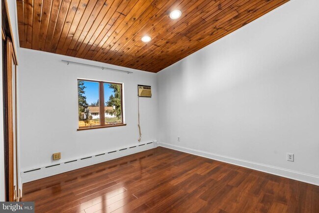 Building Photo - 216 Columbia Ave