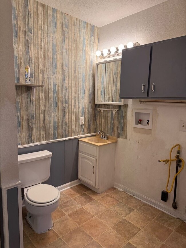 Building Photo - Great 2 Bedroom/2 Bath Duplex Unit For Lease