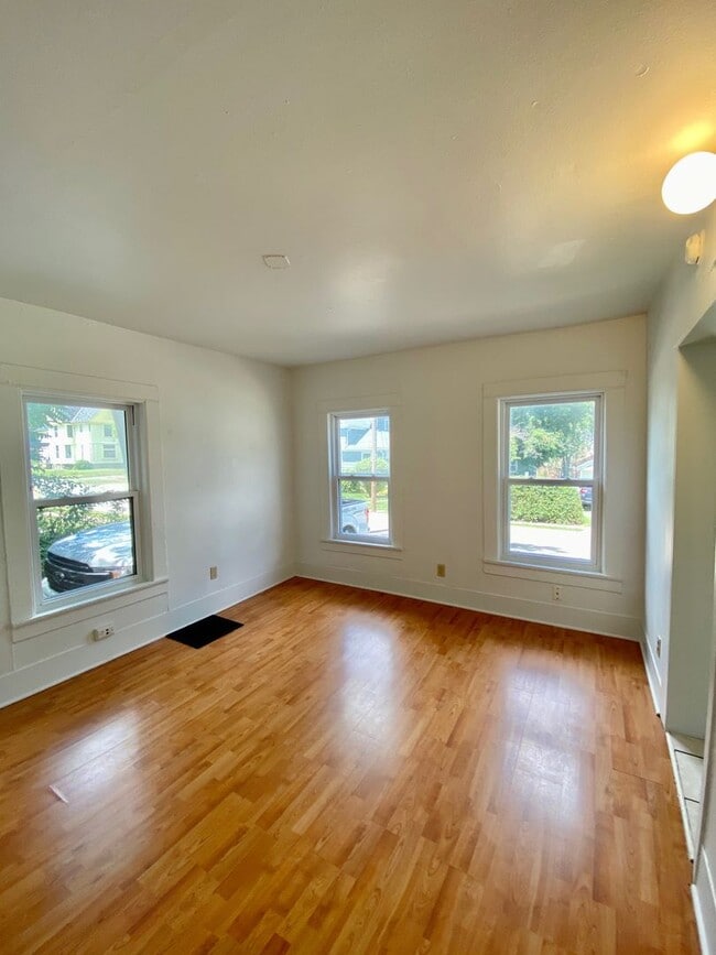 Building Photo - 211O