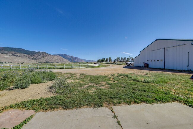 Building Photo - 445 Hansen Ln