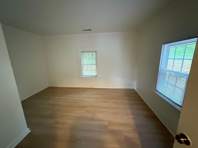 Building Photo - Charming cottage walkable to Grounds.