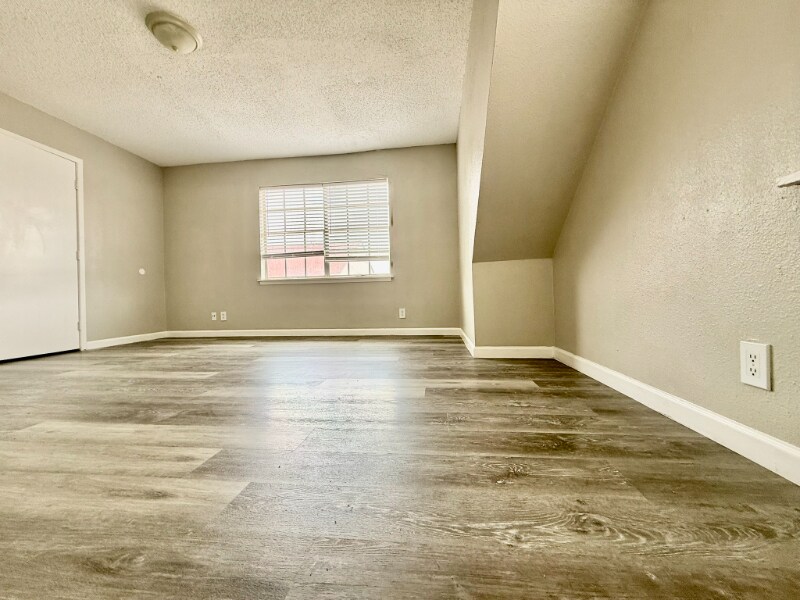 Building Photo - 3822 Englewood Cir