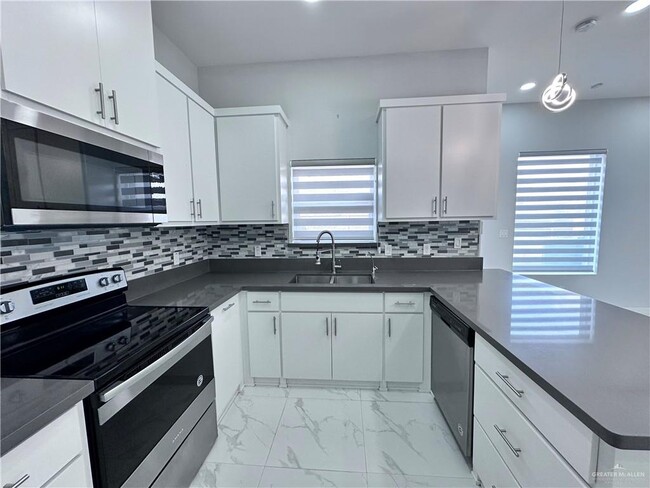 Building Photo - 21 Sunset Dr