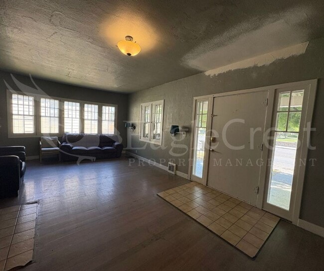 Building Photo - Large 8-Bedroom Home Across from Whitman College – Lawn Care Included