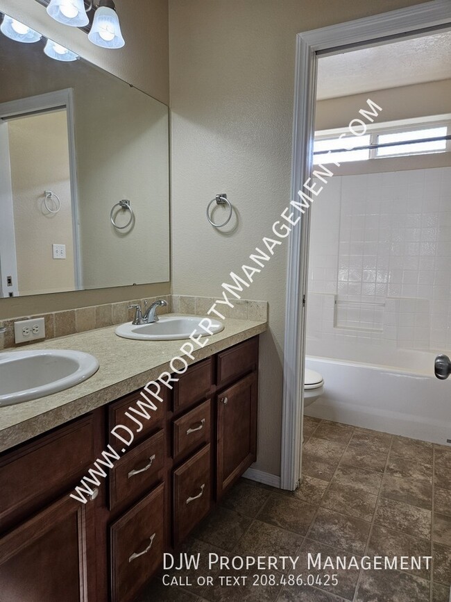 Building Photo - 4665 N Beaham Ave