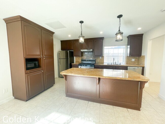 Building Photo - Nicely renovate corner property with a pool!