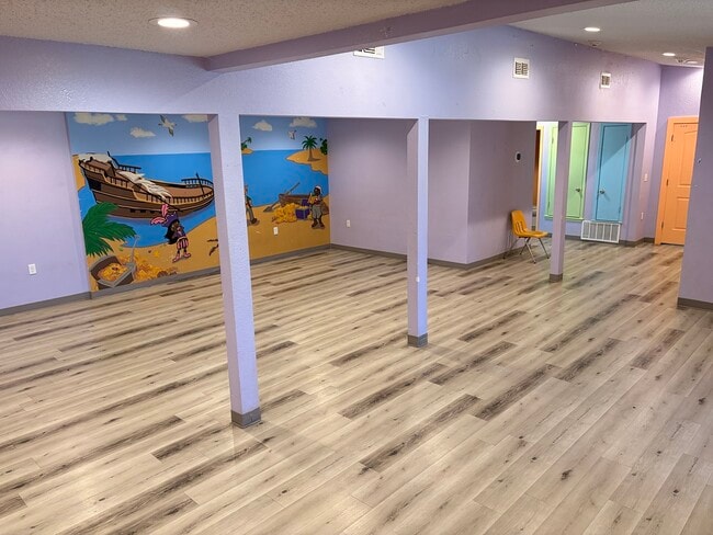 Building Photo - 515