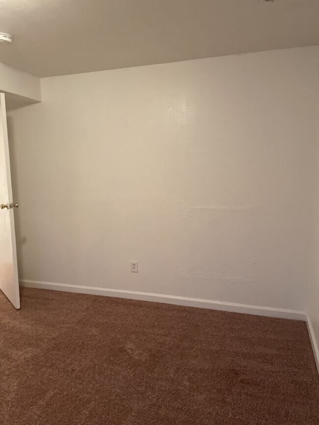 Building Photo - Start a Lease by 4/17 and get $250 off 1st Month!