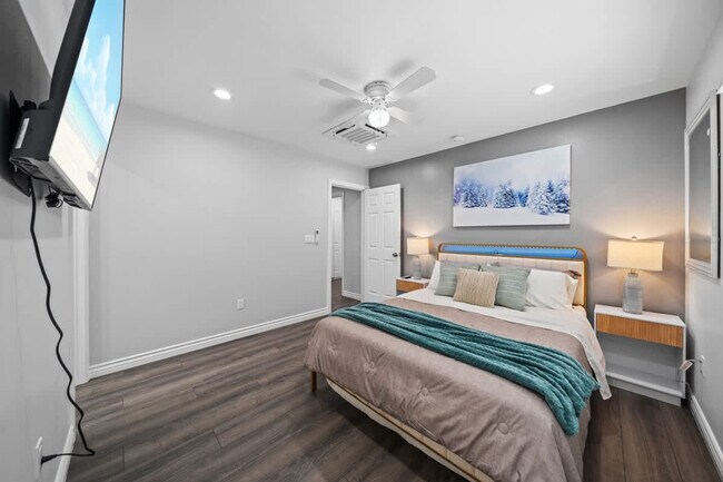 Building Photo - 10983 Parkdale Ave