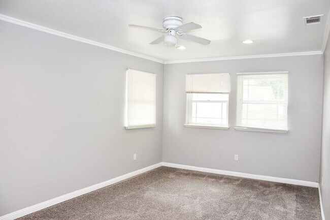 Building Photo - Large Home in North Orange