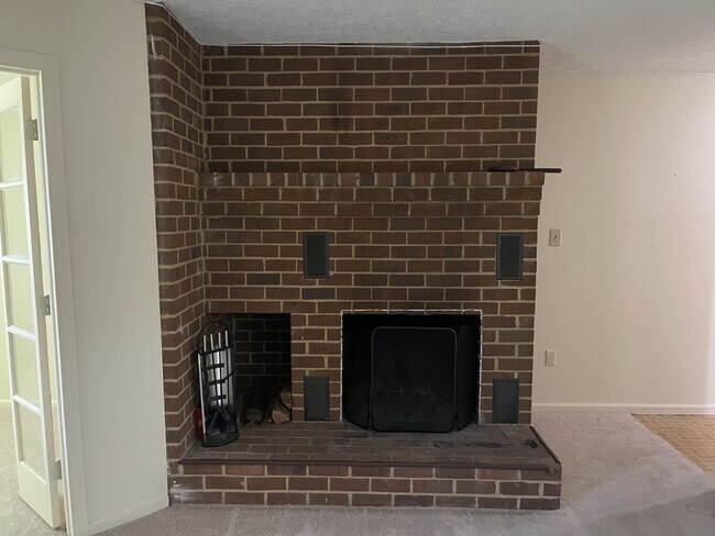 Building Photo - 4003 Governors Square
