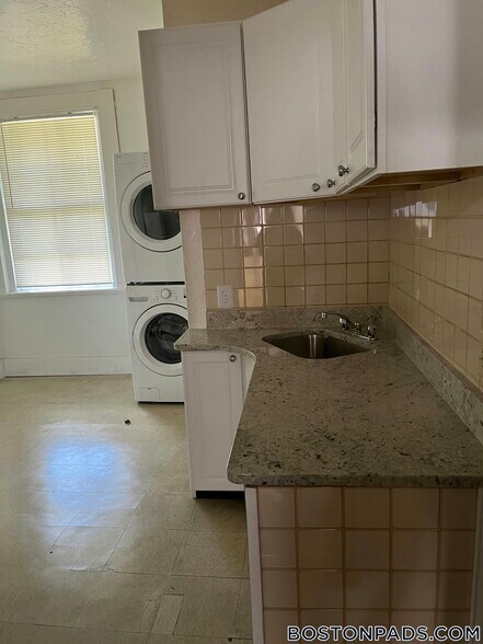 Building Photo - 4-8 Adella Place