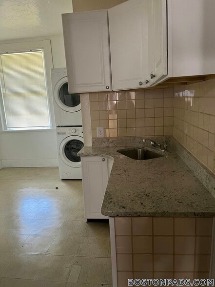 Building Photo - 8 Adella Pl