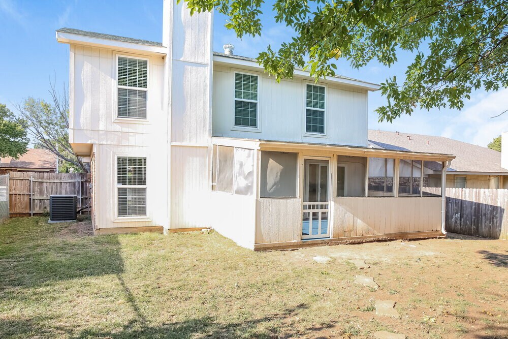 Building Photo - 1521 Lincolnshire Way