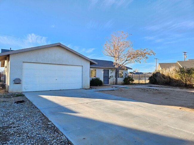 Building Photo - Beautiful 3 bedroom / 2 bathroom House with LARGE backyard