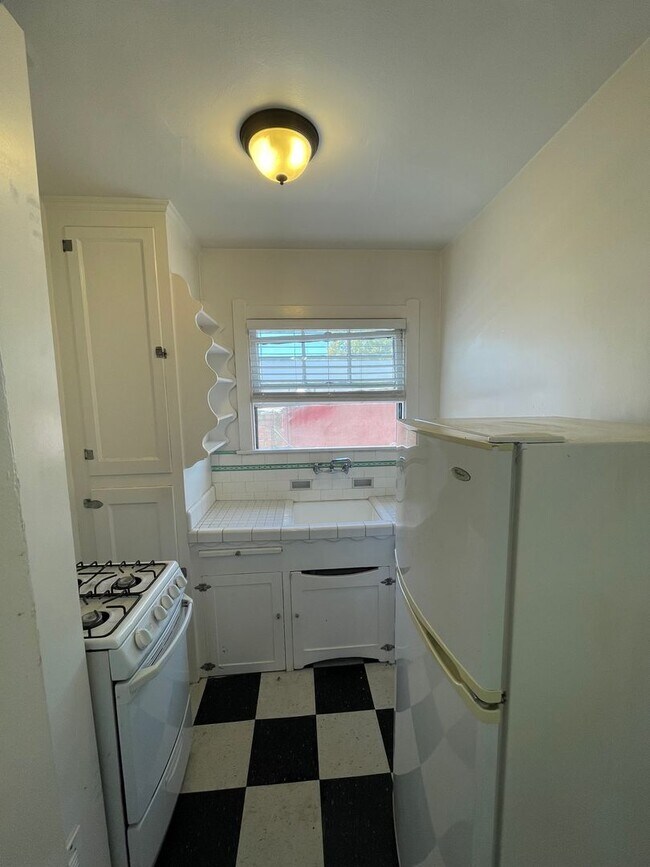 Building Photo - Charming Midtown Studio - 24th Street & J ...