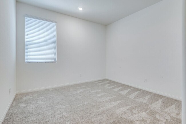 Building Photo - Highly upgraded, spacious, 4 bedroom home ...