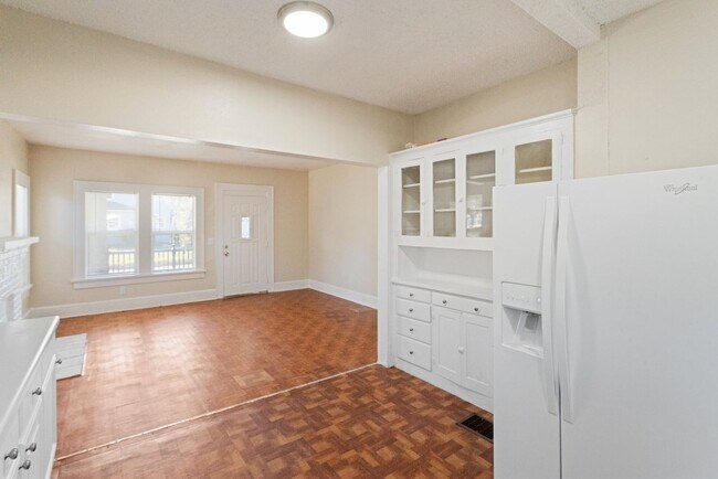 Building Photo - Cute 2bdrm/1bath Bungalo ** Section 8 OK ** Ready March 15