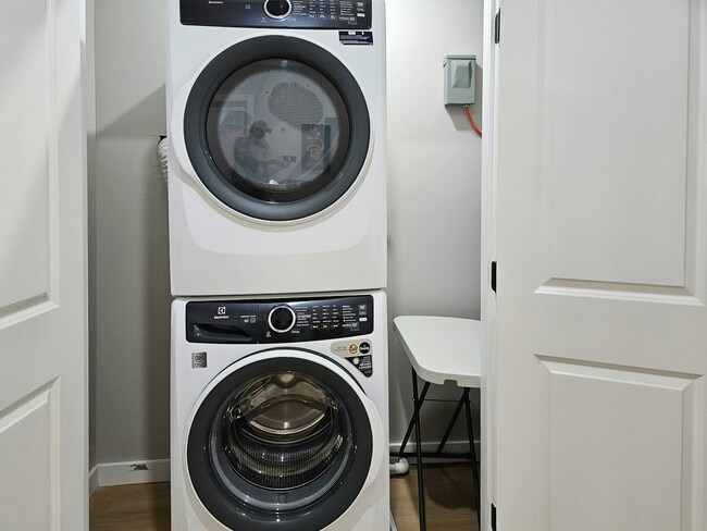 Building Photo - 1487 5th Ave