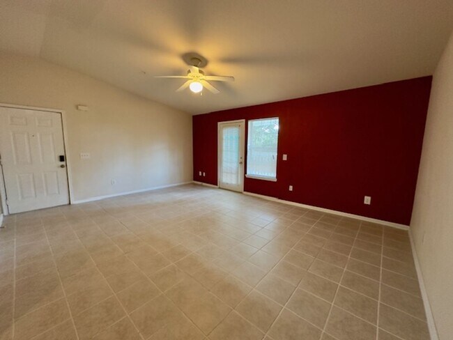 Building Photo - Spacious 1B/1B Unfurnished Condo near Beach in the Heart of Destin!