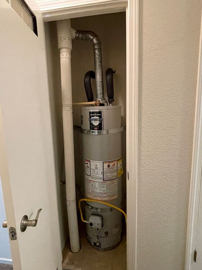 Building Photo - Chico 3 bed 2 bath Condo, Pool, Reserved Parking, upstair unit. newly refurbished