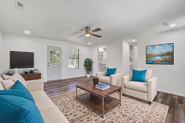 Building Photo - 114 Langley Dr