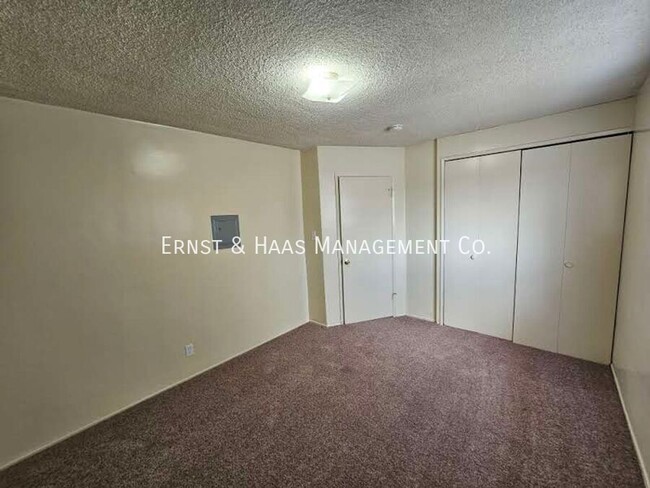 Building Photo - Great 1 Bedroom Apartment with Parking Space!