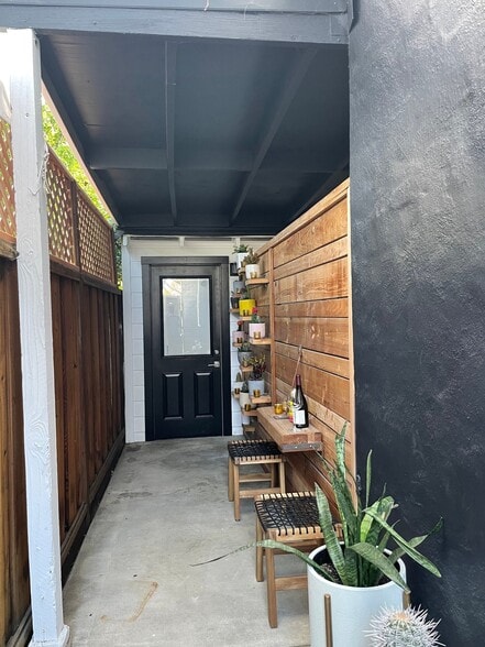 Building Photo - 463 Menker Ave