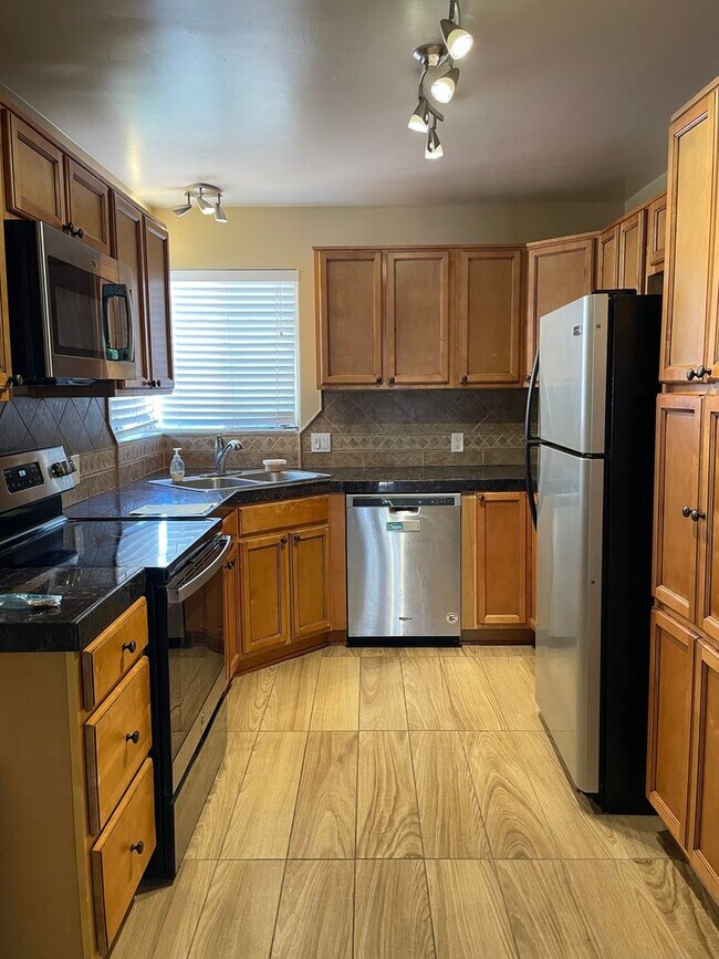 Building Photo - Beautiful 3 Bedroom! Available Now!