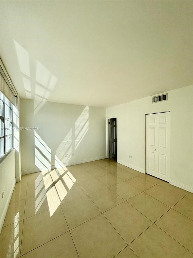 Building Photo - 801 Brickell Bay Dr